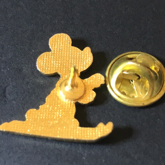 Mickey Mouse skiing ski pin - Picture 3 of 5